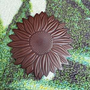 Posavasos de madera con forma de girasol, perfecto para la presentación decorativa de mesas, espacios de comedor y rincones de café, estilo indio. - Product Image 2