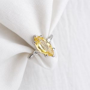 Anillo de Cóctel con Gema de Moissanita Corte Marquesa Amarillo Canario de 2CT, Plata 925, Regalo para Cumpleaños y Aniversarios - Product Image 1