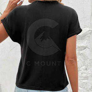 Brilla sin esfuerzo con esta camiseta brillante con pedrería para uso casual o de fiesta. - Product Image 3