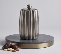 Vente en gros de boîtes de rangement décoratives pour fruits secs et dates, en métal cannelé finition argentée, pour table