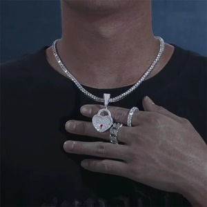 Elegante colgante con diseño de candado de corazón en plata 925, joyería plateada estilo hip hop, diseño unisex. - Product Image 2