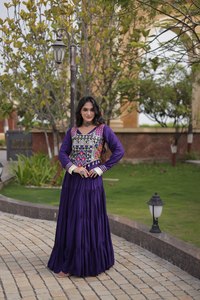 Robes magnifiques pour la Navratri, avec broderies de fils et de miroirs, et dentelle Codi. - Product Image 2