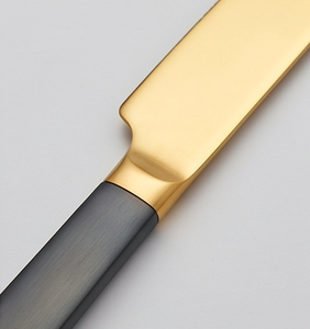 Ensemble de couverts modernes en or avec poignées noires, compatibles lave-vaisselle, en acier inoxydable, pour les tables de mariage - Product Image 2
