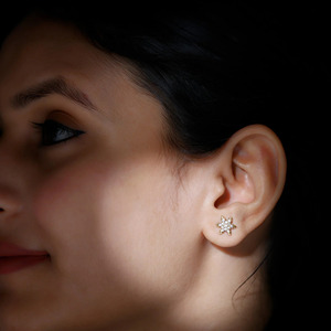 Pendientes de Aro Huggie de Lujo para Mujer, en Oro Amarillo de 14K, con Diamantes Redondos de Corte Brillante - Product Image 2