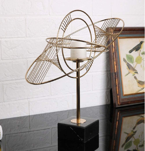 Porte-bougie unique en forme de ruban doré avec une finition métallique élégante pour la décoration. Disponible aux prix de gros. - Product Image 3