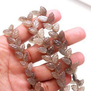 Cuentas de piedra lunar gris talladas a mano con forma de hoja, de 10 mm a 11 mm, hebra de cuentas de piedra lunar gris natural, cuentas sueltas para fabricación. - Product Image 1