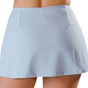 Jupe de sport bleu clair pour femme avec short intégré, légère et extensible, idéale pour le golf, la course, l'entraînement et les activités sportives - Product Image 2