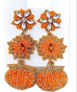 Pendientes multicolor de primera calidad con cuentas 100% de vidrio y bordados artísticos diseñados para celebraciones y glamour diario. - Product Image 6