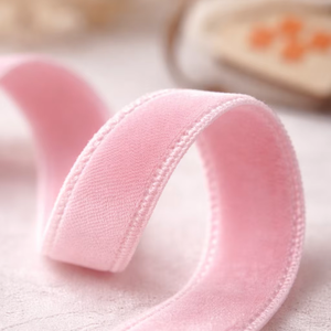 ริบบิ้นกำมะหยี่เนื้อนุ่มหน้าเดียวขนาด 6 มม. จากนีลคามัล อินดัสทรีส์ สำหรับตกแต่งเสื้อผ้าและงานเย็บผ้า ทำจากโพลีเอสเตอร์ 100% - Product Image 1