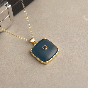 Collar al por mayor con colgante de cabujón de apatita y jade con detalles de circonita negra, chapado en oro de 18k y cadena geométrica. - Product Image 4