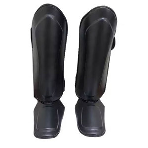 Protège-tibias de football personnalisables pour hommes et femmes, en cuir PU durable, protection professionnelle, couche extérieure rigide légère, fermeture auto-agrippante - Product Image 1