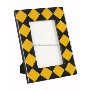 Marco de Fotos de Madera Hecho a Mano con Incrustaciones de Resina de Cebra en Blanco y Negro, Decoración de Mesa Moderna y Contemporánea - Product Image 6