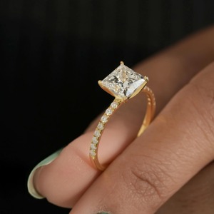 Anillo de Diamante Cultivado en Laboratorio con Corte Princesa, Diseño Moderno, en Oro Amarillo de 14K, con Certificado IGI y Claridad VVS - Product Image 3