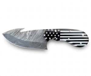 Couteau utilitaire artisanal en acier Damas avec lame à pointe de lapin et manche motif drapeau noir et blanc - Product Image 3
