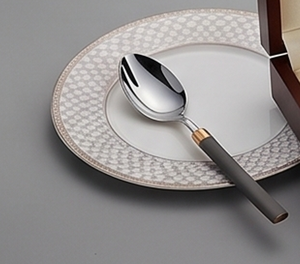Juego de cubiertos moderno de acero inoxidable con mangos grises y detalles dorados, apto para lavavajillas, vajilla para bodas - Product Image 5