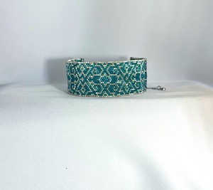Bracelet de luxe fait main perlé, motif bleu sarcelle et argent, design exquis, bijou manchette en métal, cadeau - Product Image 2