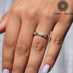 Bague de fiançailles classique pour femme en argent plaqué or 18 carats avec moissanite taille coussin sertie à griffes - Product Image 6