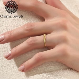 Bague minimaliste en forme de plume plaquée or Charm_Jewells, unisexe, à porter au quotidien - Product Image 6
