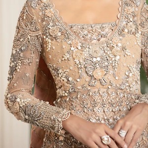 Vestido de Novia Moderno de Talla Grande con Encaje, Satén Suave, Largo hasta el Suelo, Corte A, Cola Barrida, Escote Halter y Detalles de Cuentas - Product Image 3
