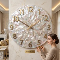 Horloge murale mécanique silencieuse ronde en laiton avec effet nacre pour un design Art Déco glamour pour la décoration du salon