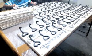 Porte-manteau mural simple en fer avec 5 crochets, design tendance en bois blanc vieilli en forme de cœur et slogan de bienvenue, pour entrée et rangement - Product Image 4