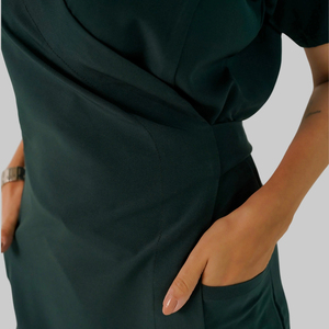 Blouse médicale vert foncé à col en V pour femme, uniforme d'infirmière extensible et doux, tenue de travail pour hôpital et soins de santé, personnalisable OEM ODM - Product Image 3