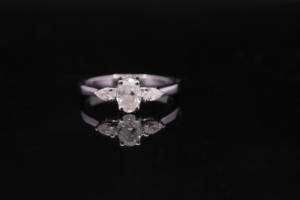 Montre-bague de fiançailles et d'anniversaire en moissanite glacée style viral avec sertissage griffe - Product Image 2