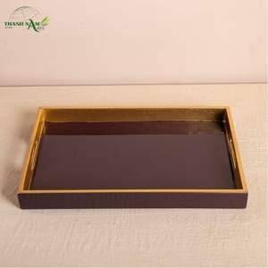 Plateau de service artisanal en bambou laqué, écologique, durable et adapté aux aliments, avec finition dorée - Product Image 1