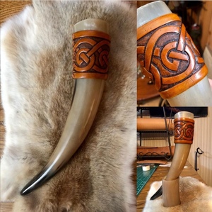 Corne à boire artisanale en corne de buffle Viking avec enveloppe en cuir pour bière, hydromel, vin, cadeau médiéval, mug - Product Image 2
