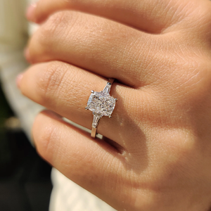 Bague de fiançailles en or 14 carats plaqué rhodium avec diamant de laboratoire de 1,5 ct, taille coussin baguette, trois pierres, certifiée IGI, coupe excellente - Product Image 1