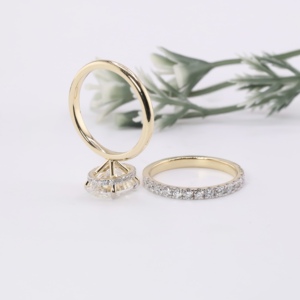Anillo de compromiso y boda de lujo para mujer en oro amarillo macizo con diamante de laboratorio ovalado, halo oculto, solitario y banda pavé a juego para propuesta - Product Image 3