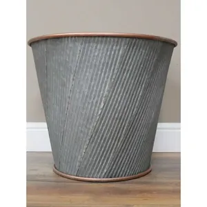 Jardinière ovale galvanisée de style campagnard avec poignées en corde pour arrangements floraux, décoration intérieure et extérieure. - Product Image 6