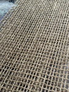 ตาข่ายใยมะพร้าวธรรมชาติคุณภาพสูงสำหรับขายส่ง ย่อยสลายได้ ป้องกันการกัดเซาะ สำหรับการป้องกันความลาดเอียงและการจัดสวน ขนาด 2*20 เมตร - Product Image 2