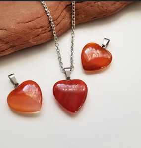 Pendentif en pierre de cornaline en forme de cœur, pierre naturelle polie, bijou artisanal sculpté à l'ombre, Gujarat, pour la Saint-Valentin, symbole d'amour - Product Image 2