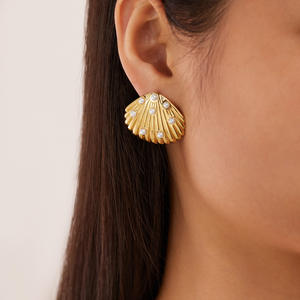 Boucles d'oreilles audacieuses en acier inoxydable plaqué or avec coquillages pour femmes – Vente en gros - Product Image 6