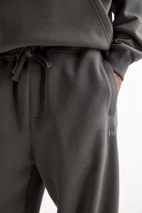 Pantalon de jogging ample et large gris pour homme, style baggy, en coton épais 100 %, fabriqué sur mesure par un fabricant de vêtements - Product Image 3