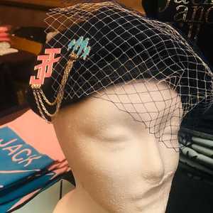Ensemble Chapeau et Broche Jack and Jill pour Femme – Casquette Tendance avec Voile et Chaîne, Accessoire de Coiffure Déclaration - Product Image 6