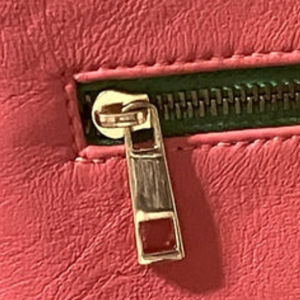 Bolso Bandolera de Cuero AKA Sorority con Emblema Grabado, Bolso de Hombro de Piel Sintética Rosa y Verde, Bolso de Moda - Product Image 6