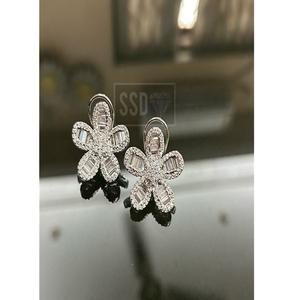 Magnifiques Boucles d'Oreilles Clous Tendance en Laiton Plaqué Argent et Zircon Cubique de Qualité Supérieure pour Femme – Idéales pour les Soirées et Événements – Éclats Spectaculaires - Product Image 2
