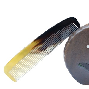 Peigne à cheveux de poche en corne de buffle naturelle, écologique, fait à la main, en stock en Inde - Product Image 1