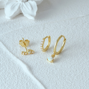 Pendientes de Aro Minimalistas de Plata de Ley 925, Diseño Asimétrico, Oro y Plata - Product Image 4