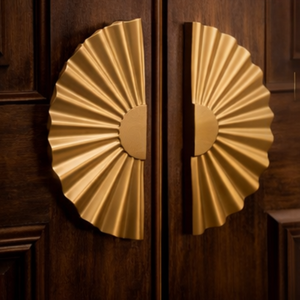 Manija de Puerta de Diseño Moderno y Lujoso Aurora Fan, Fabricada en Latón Resistente para Hoteles |   Herrajes Decorativos para Puerta de Entrada con Diseño de Sol Radiante - Product Image 1