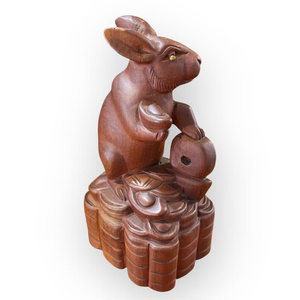 Se exhiben las exquisitas figuras de ratas talladas en madera de Huong. - Product Image 4