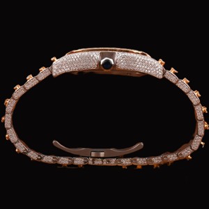 หน้าปัดทรงสี่เหลี่ยมจัตุรัสลายเลขโรมันสวยงาม ประดับเพชรโมอิสซาไนต์ทรงกลมสองสี ดีไซน์ฮิปฮอปทันสมัย เหมาะสำหรับทุกโอกาส ของขวัญสำหรับผู้ชาย - Product Image 5