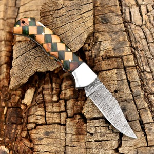 Couteau pliant artisanal en acier Damas avec manche en résine et bois – Couteau de poche avec étui en cuir, cadeau EDC pour l'extérieur - Product Image 4