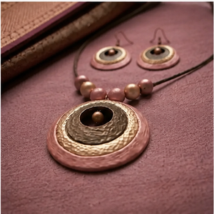 KOTTRAVAI Ensemble collier et boucles d'oreilles en cuir de vachette antique avec pendentif circulaire, bijoux d'art populaire du Tamil Nadu, cadeau - Product Image 5
