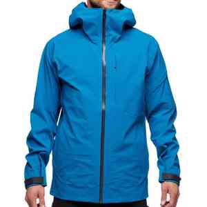 Vêtements d'extérieur pour hommes conçus pour les conditions météorologiques rigoureuses, offrant flexibilité, confort et protection contre les intempéries pendant le ski - Product Image 1