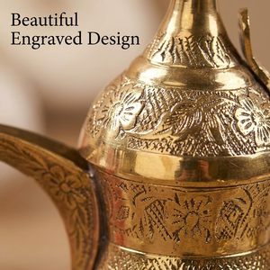 Cafetière décorative en laiton finition vintage pour la décoration intérieure, accent de table pour le Ramadan et l'Aïd, style moyen-oriental, servant de service. - Product Image 4