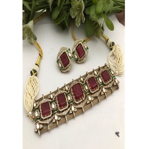 Magnífico Conjunto de Collar Gargantilla y Pendientes de Moissanita y Kundan Chapado en Oro de Latón de Calidad Premium para Bodas - Product Image 1