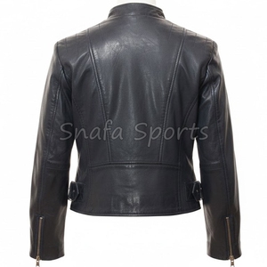 Chaqueta de cuero elegante para mujer, atuendo moderno y a la moda diseñado para una personalidad segura de sí misma y un look urbano audaz para el día a día. - Product Image 2